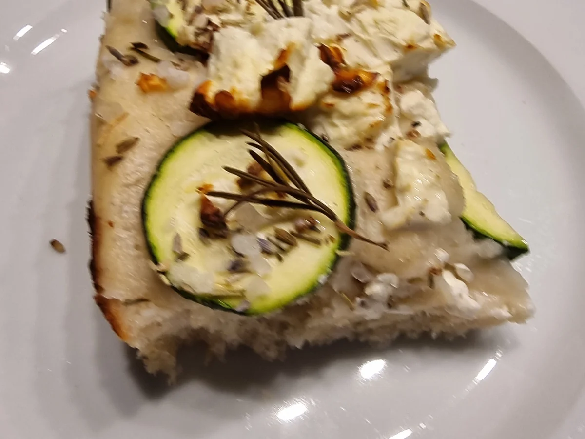 Rezept: Focaccia mit Zucchini und Schafskäse Bild Nr. 17090 Focaccia mit Zucchini und Schafskäse - Rezept - Bild Nr. 17090