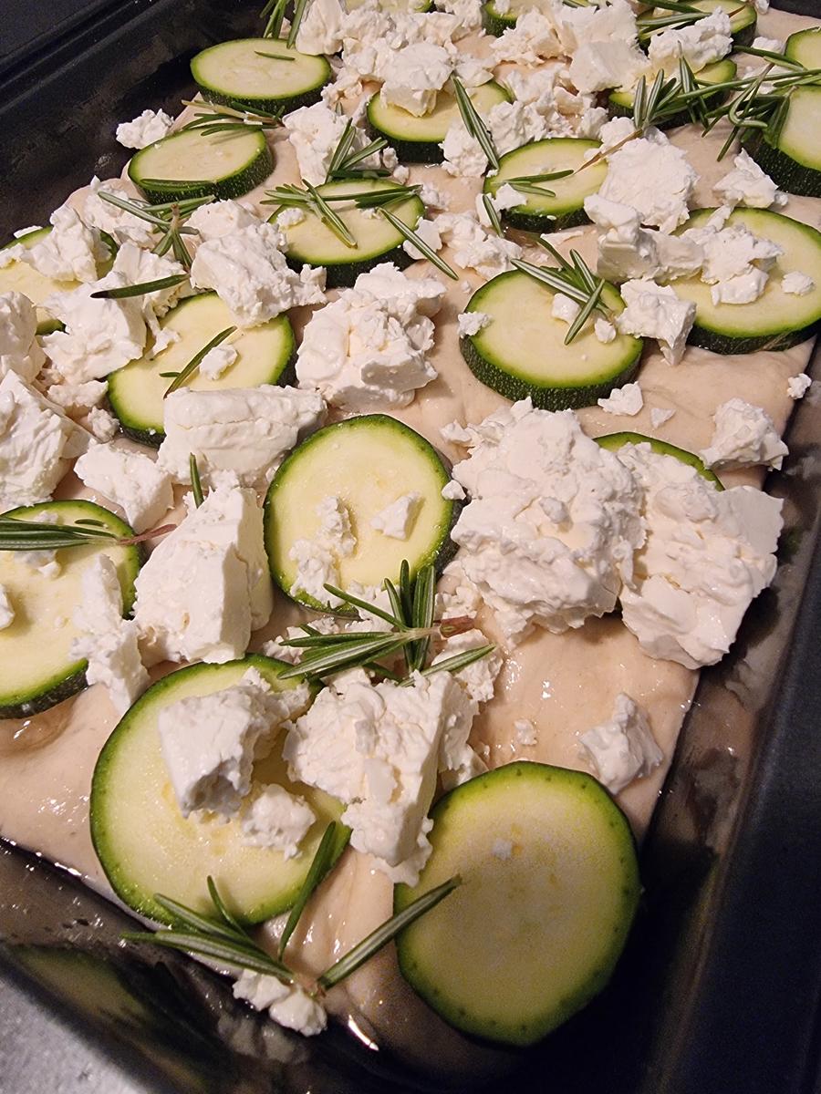 Focaccia mit Zucchini und Schafskäse - Rezept - Bild Nr. 17097