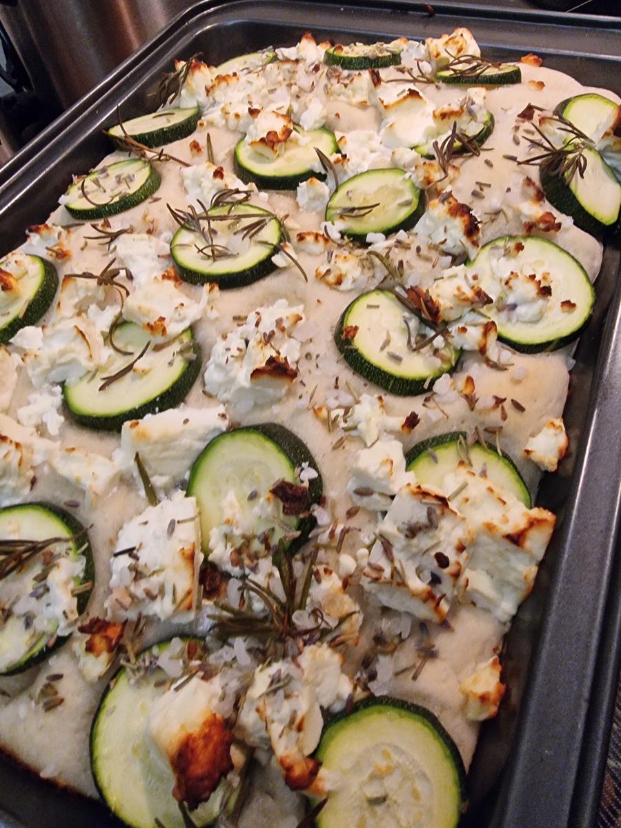 Focaccia mit Zucchini und Schafskäse - Rezept - Bild Nr. 17098