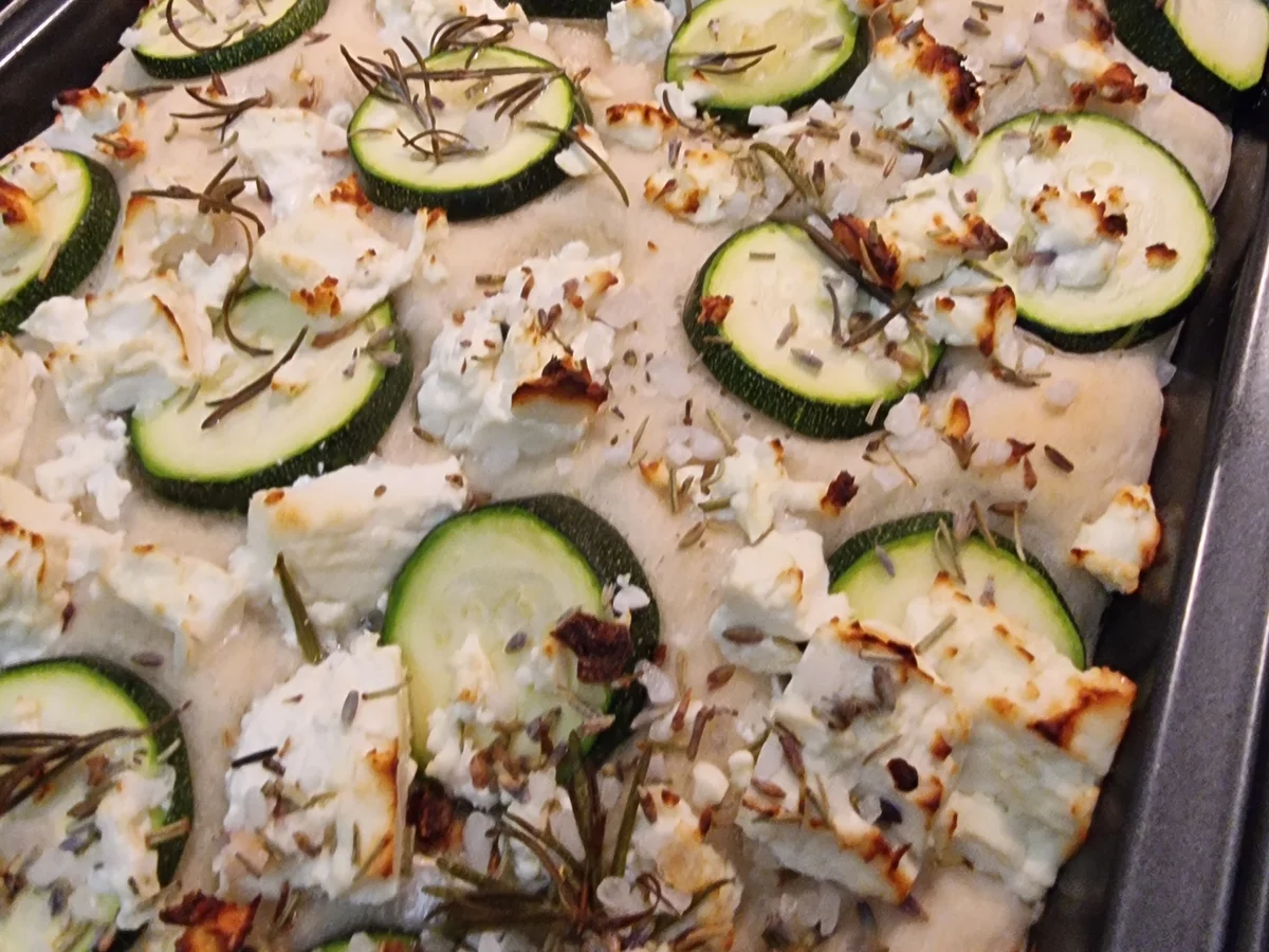 Rezept: Focaccia mit Zucchini und Schafskäse Bild Nr. 17098 Focaccia mit Zucchini und Schafskäse - Rezept - Bild Nr. 17098