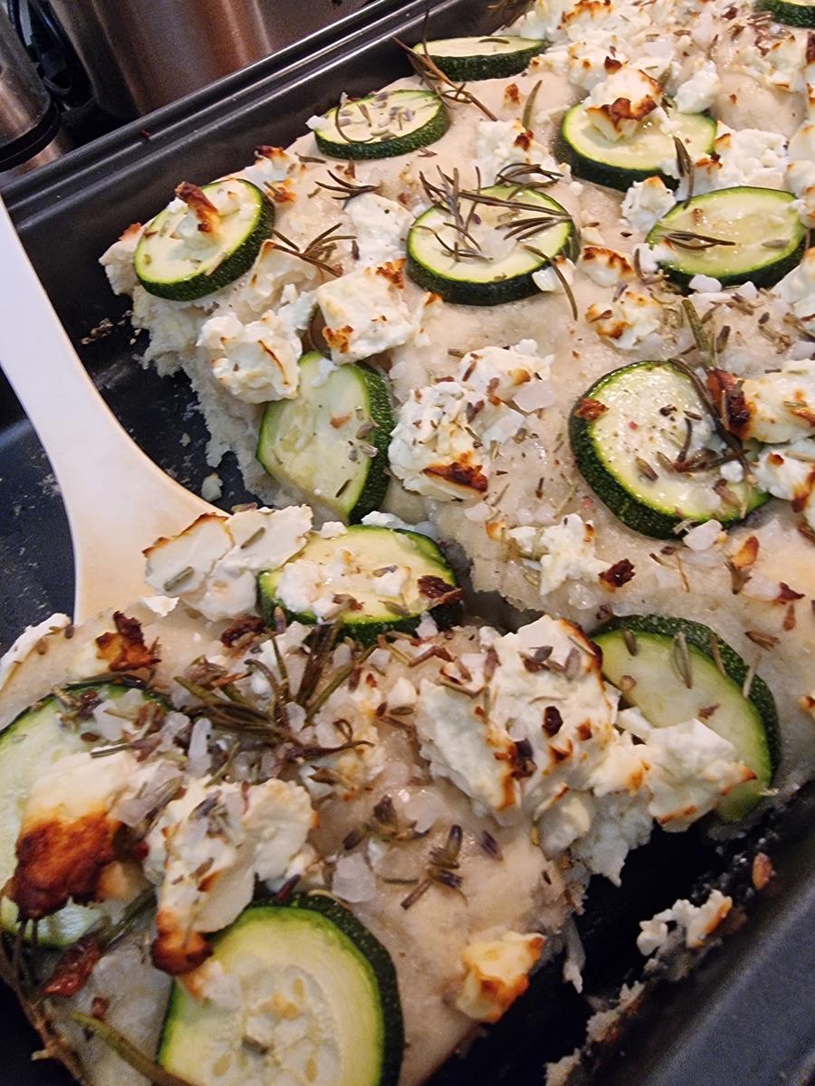 Focaccia mit Zucchini und Schafskäse - Rezept - Bild Nr. 17099