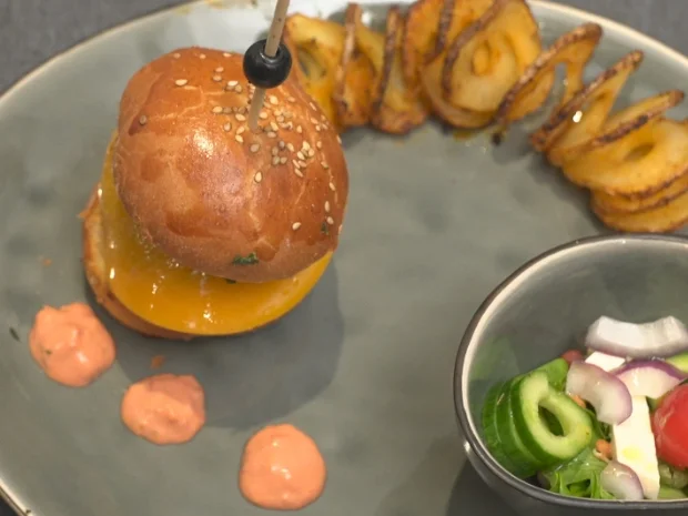 Rezept: Mini-Burger mit Salat und Tornado-Kartoffeln Bild Nr. 2 Mini-Burger mit Salat und Tornado-Kartoffeln - Rezept - Bild Nr. 2