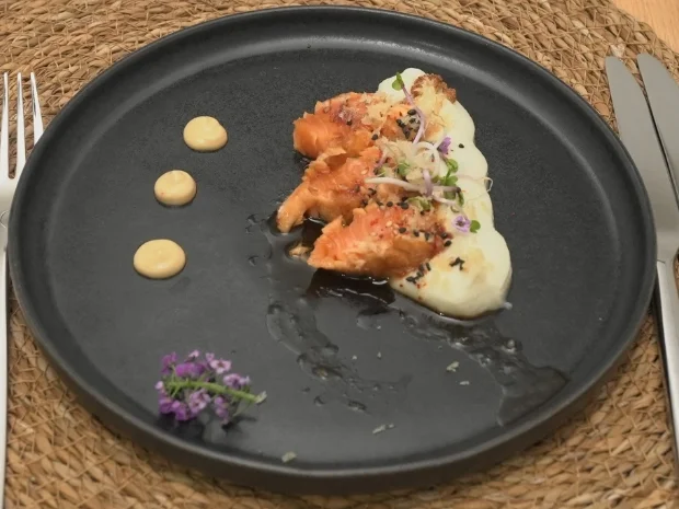 Teriyaki Lachs mit Blumenkohlcreme und Misomayo - Rezept - Bild Nr. 2