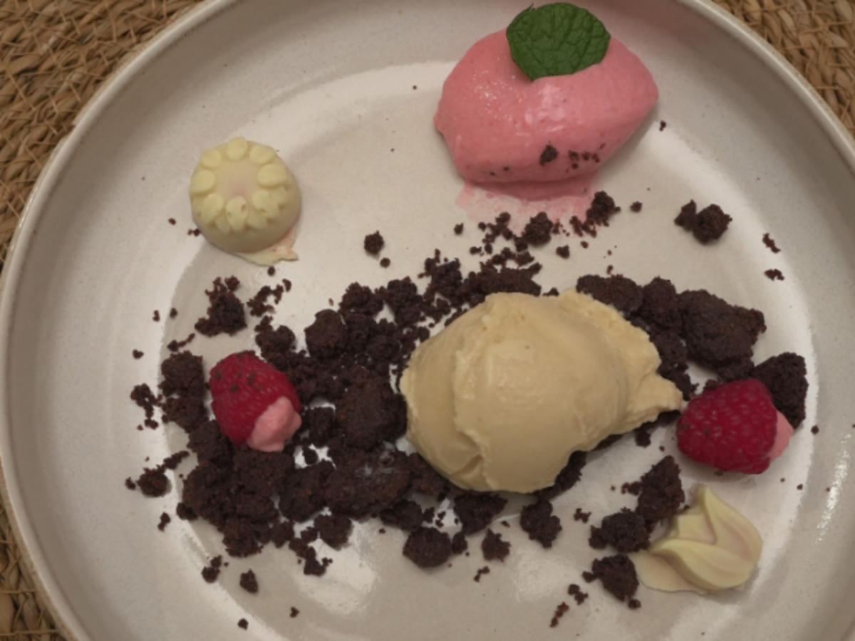 Tonkabohnen-Eis mit Schokocrumble und Himbeermousse - Rezept - kochbar.de Tonkabohnen-Eis mit Schokocrumble und Himbeermousse - Rezept - kochbar.de