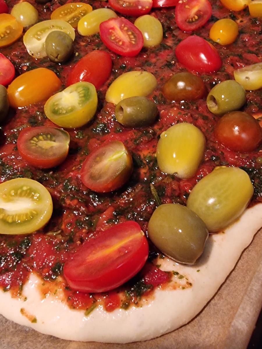 Antipasti-Pizza mit Pesto - Rezept - Bild Nr. 17099