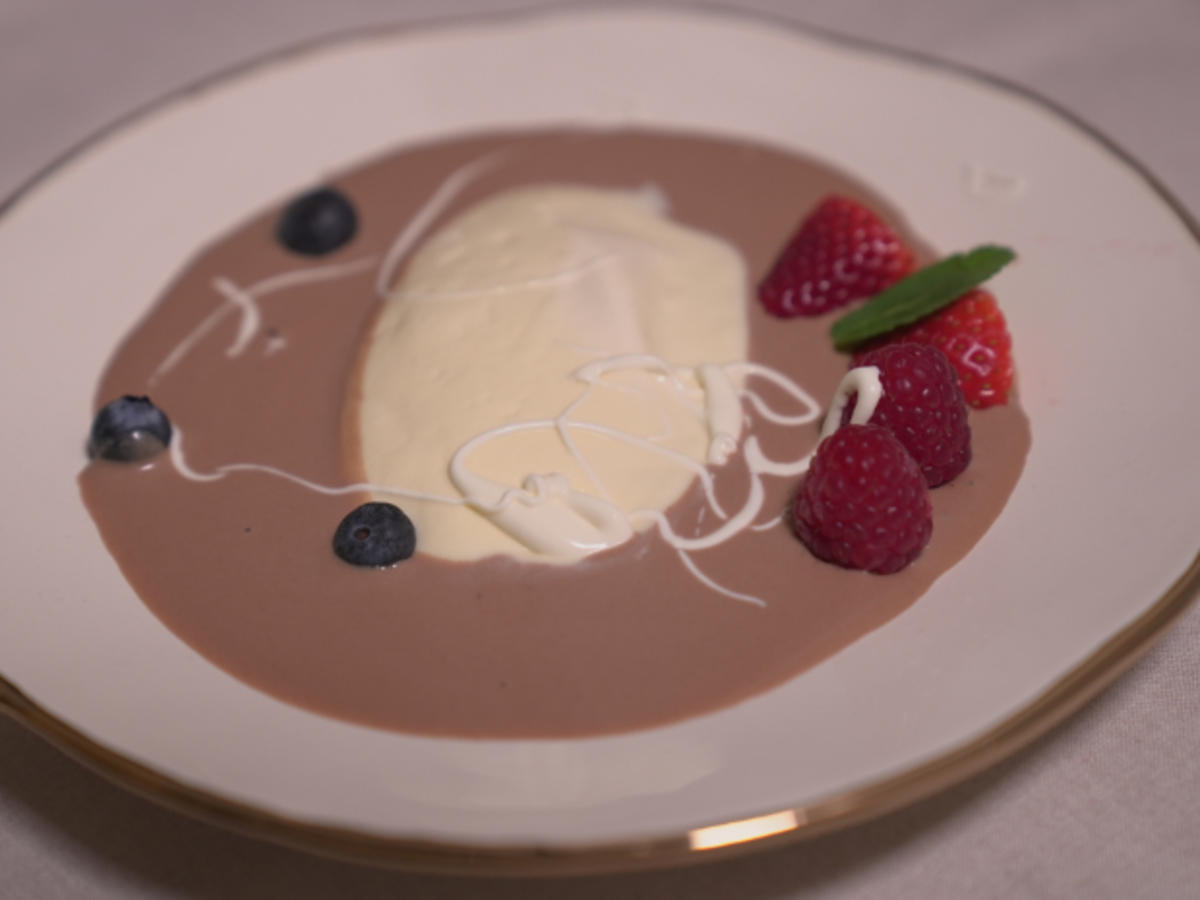 Zweifarbige Schoko-Mousse mit frischen Früchten - Rezept - kochbar.de