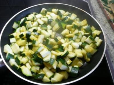 Schnelle Zucchini -Pfanne mit Tomaten Schnelle Zucchini -Pfanne mit Tomaten