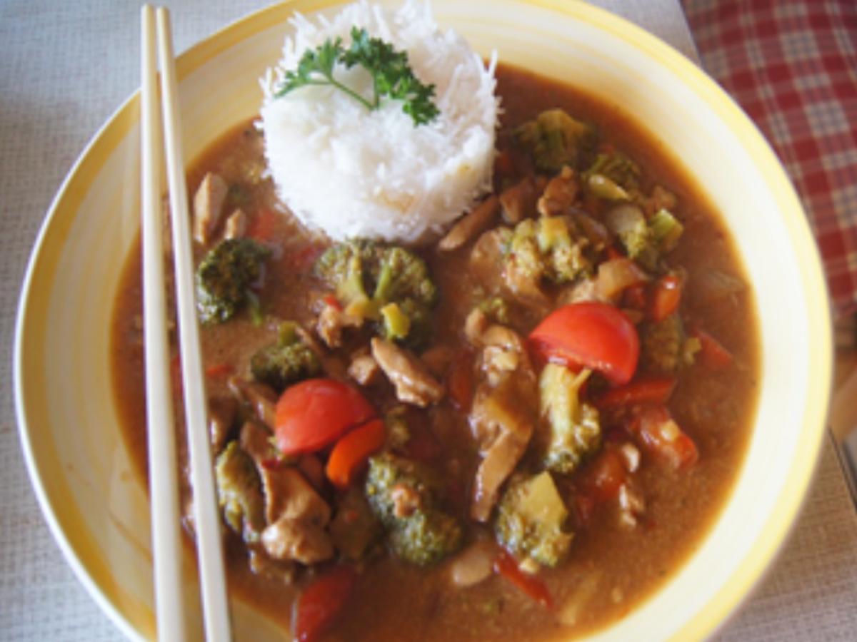 Hähnchenbrustfilet mit Gemüse im Wok und Basmatireis - Rezept - kochbar.de