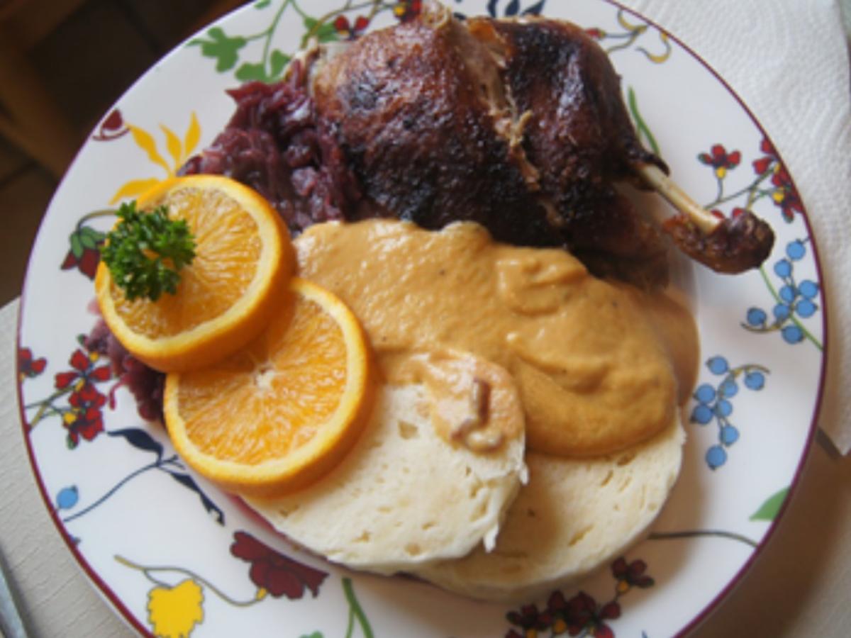 Ente aus dem Backofen mit Creme-Sauce, Rotkohl und Böhmischen Knödeln - Rezept - Bild Nr. 2