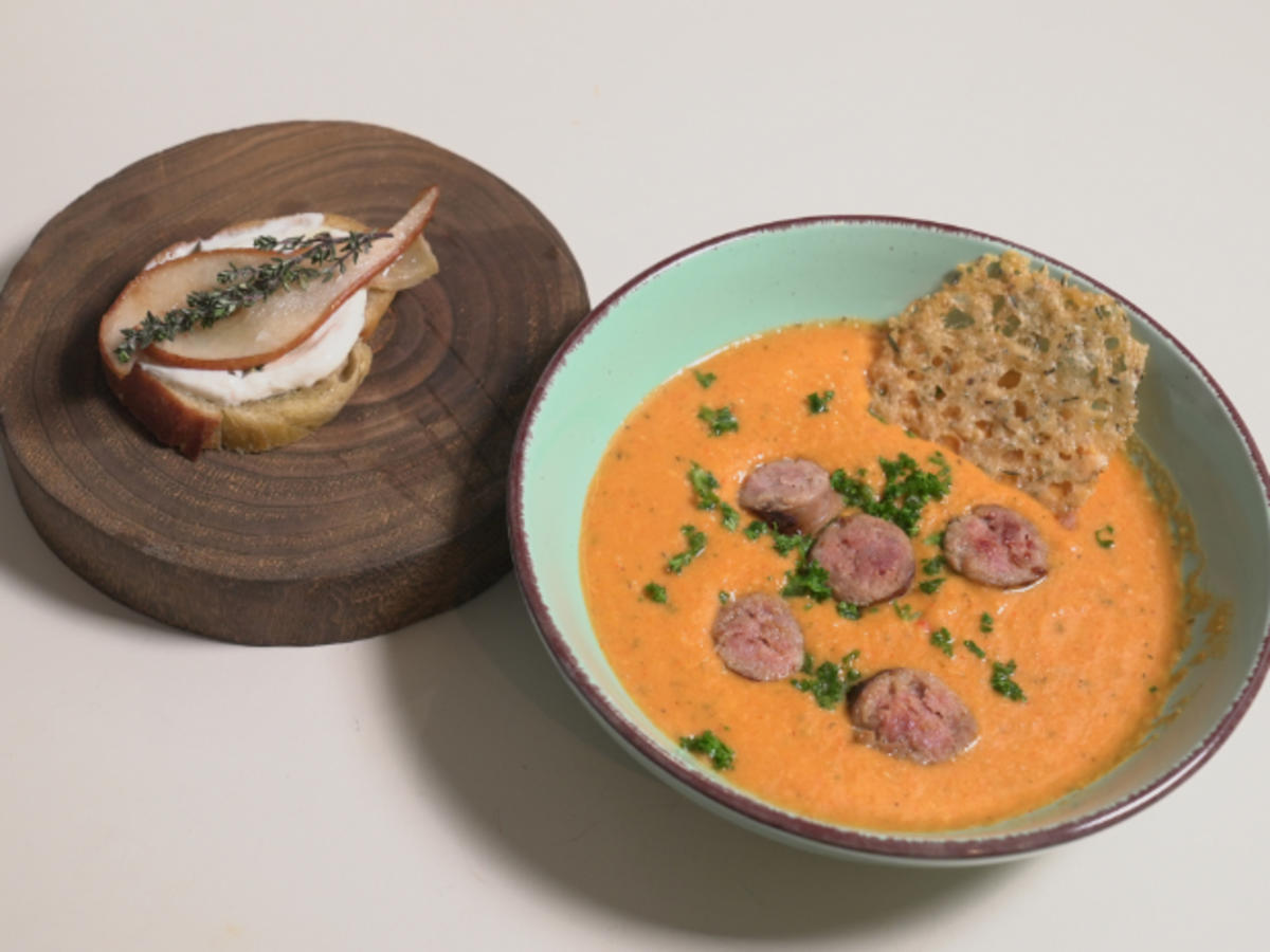 Kalte Tomaten-Peperoni-Suppe und Birnen-Ricotta-Crostini - Rezept - Bild Nr. 17096