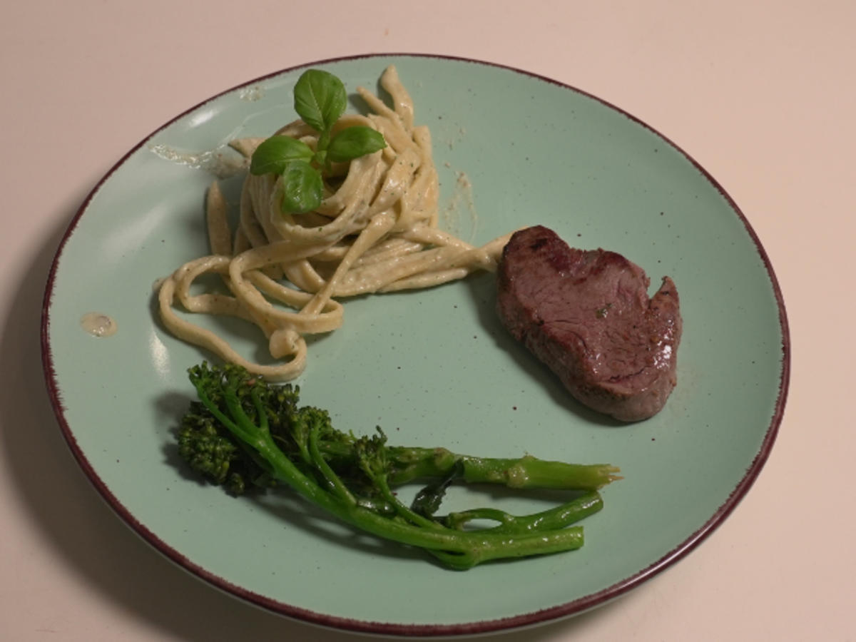 Fettuccine an Pecorino-Ricotta Sauce mit Rindsfilet-Medaillon und Brokkoli - Rezept - Bild Nr. 2