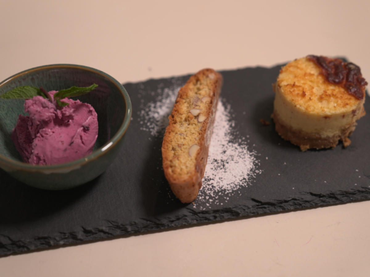 Cheesecake mit Beeren-Mascarpone-Joghurt-Eis und Cantuccini - Rezept - Bild Nr. 2