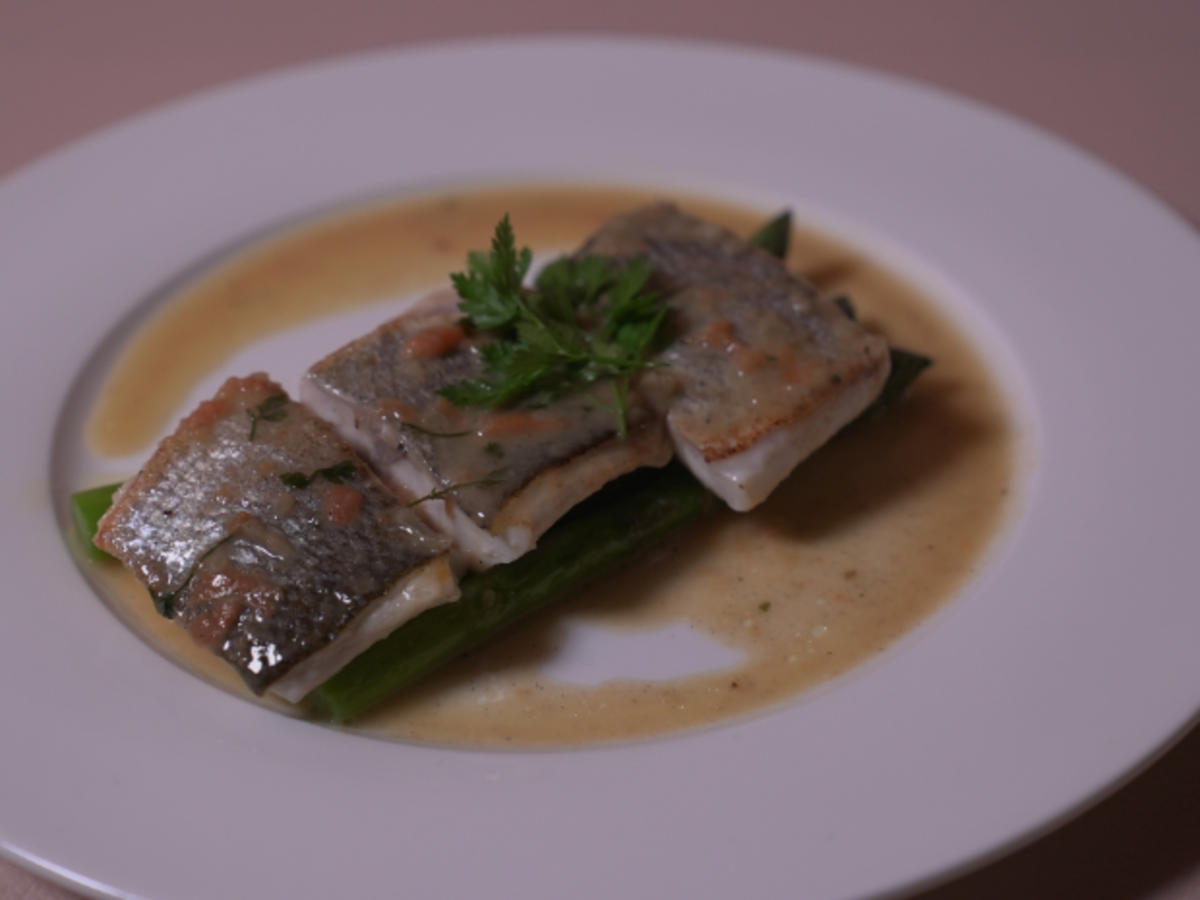 Loup de mer mit Vanillebutter und grünem Spargel - Rezept - kochbar.de
