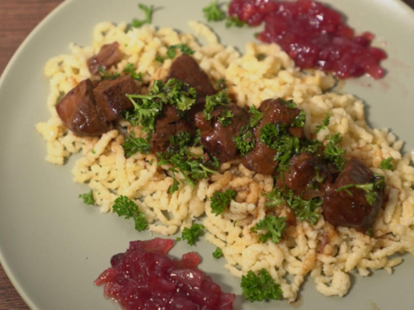 Wildschweingulasch mit Spätzle und Preiselbeer Apfel Ingwer Chutney ...
