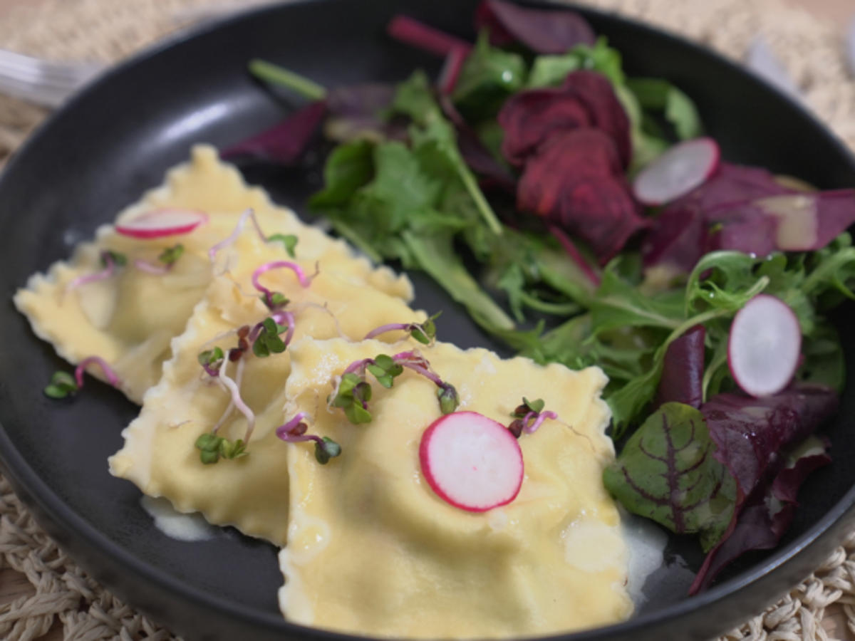 Ravioli an Limoncello Soße mit Wildkräutersalat - Rezept - Bild Nr. 17096