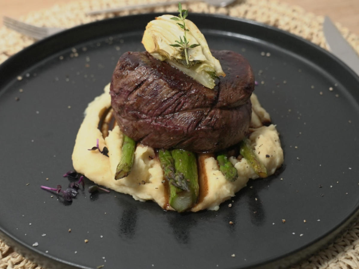 Rinderfilet auf Sellerie-Kartoffelpüree mit grünem Spargel - Rezept ...