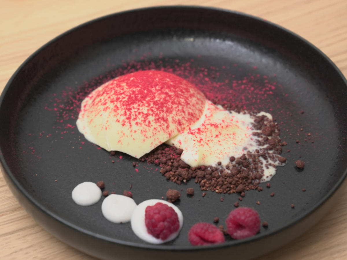 Panna cotta mit Schokoladenerde, Kokos-Gel und heiße Himbeer-Sahne ...