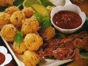 Knusprige Reiskugeln mit Saté-Spießchen - Rezept