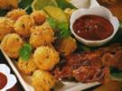 Knusprige Reiskugeln mit Saté-Spießchen - Rezept