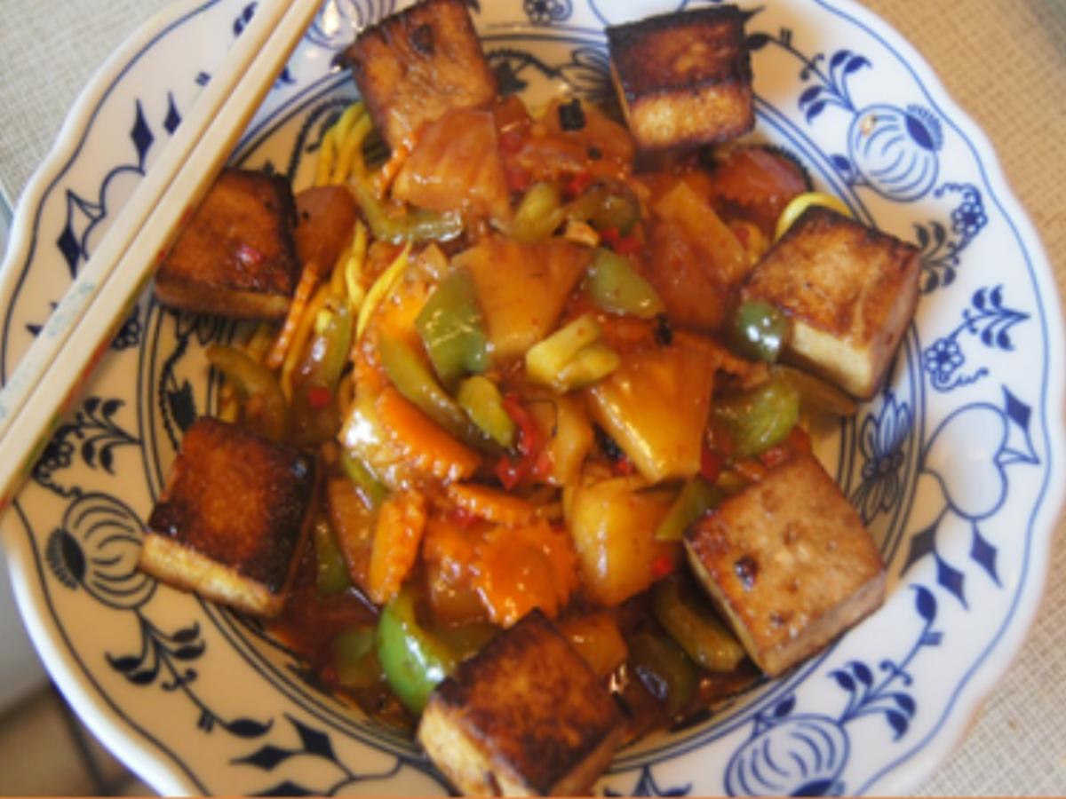 Asia-Nudeln süß-sauer mit Tofu - Rezept - kochbar.de