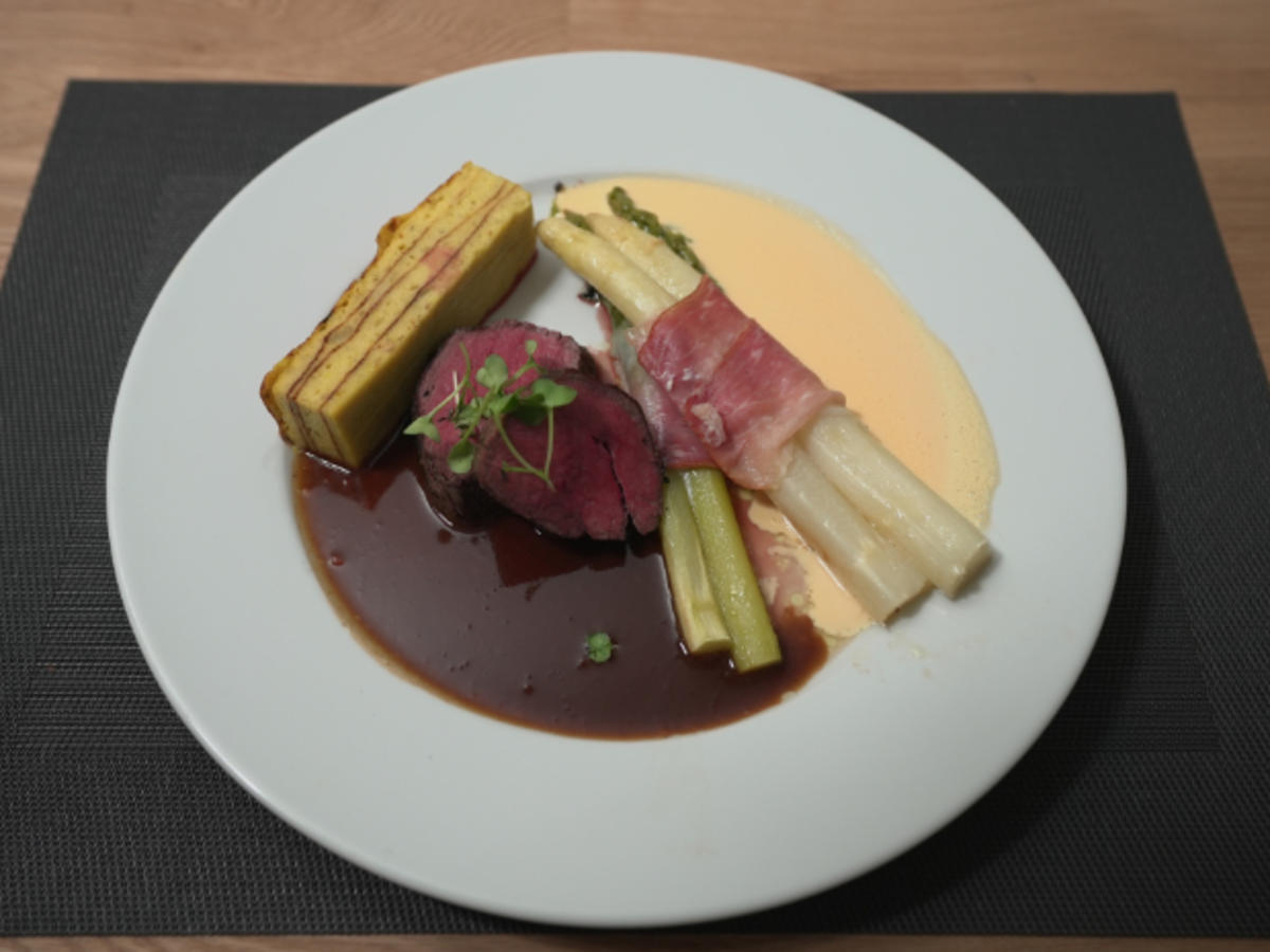 Rinderfilet mit Portweinsoße, Kartoffelbaumkuchen und Spargel - Rezept - Bild Nr. 17107