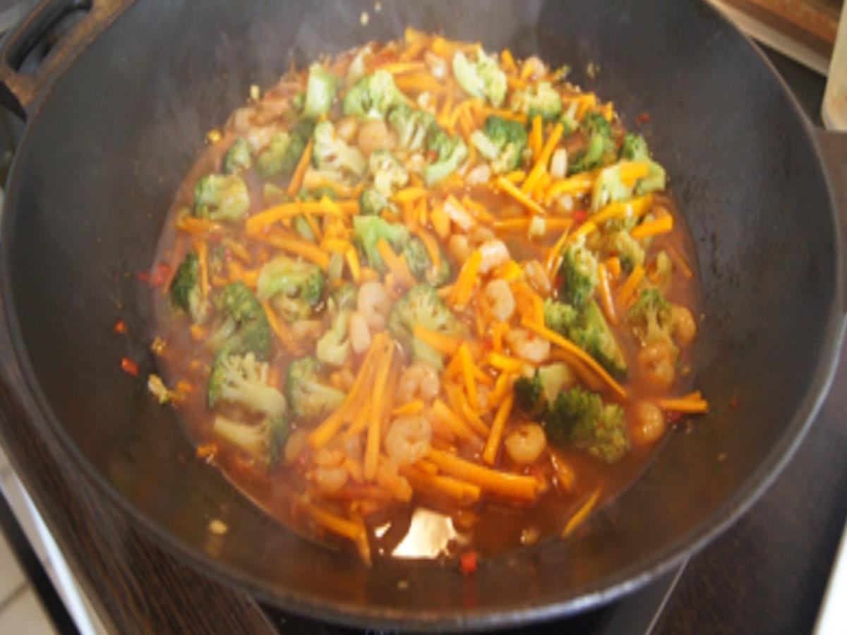 Brokkoli-Möhren-Wok mit Garnelen und Basmatireis - Rezept - Bild Nr. 17124