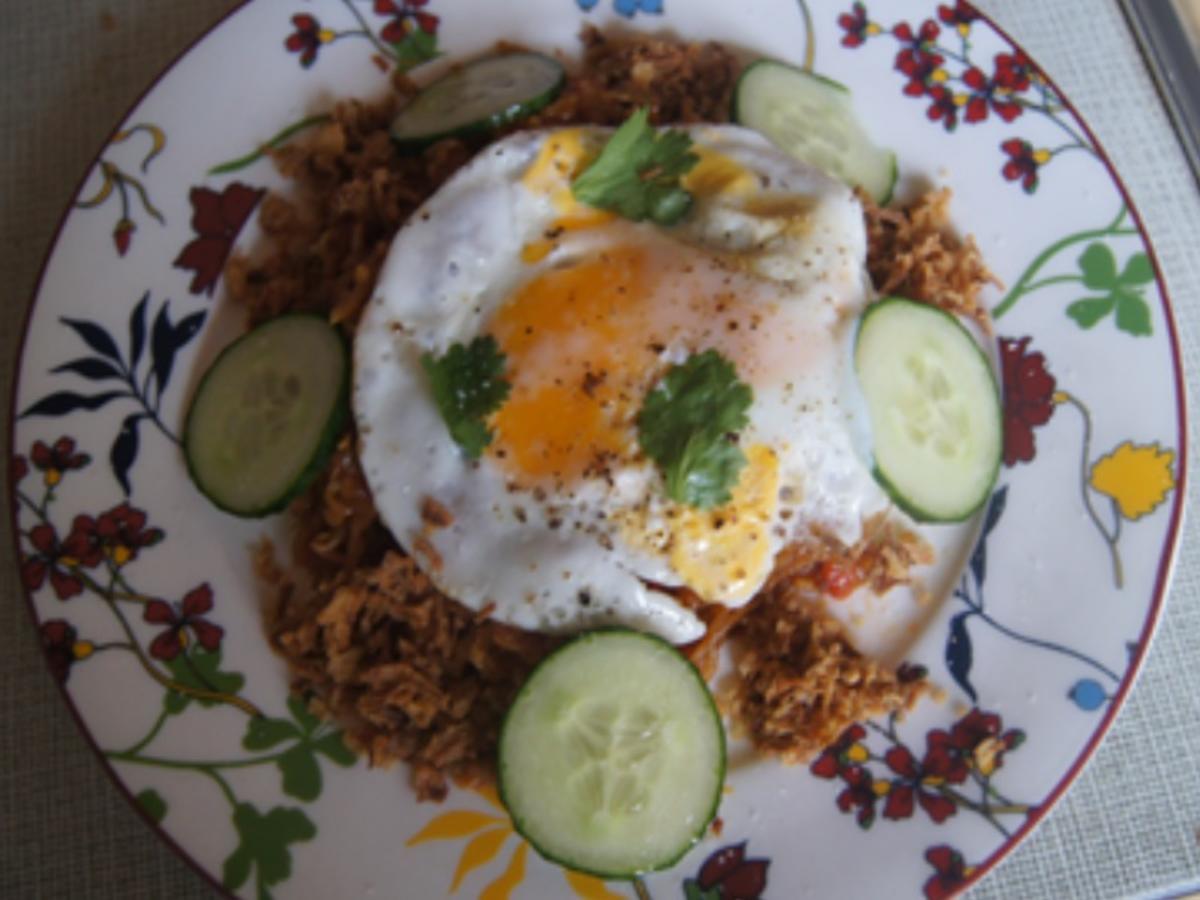 Nasi Goreng mit Garnelen und Spiegelei - Rezept - Bild Nr. 16