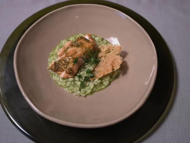 Rezept: Lachs vom Zedernholz mit Bärlauch-Risotto und Parmesanchip Bild Nr. 2 Lachs vom Zedernholz mit Bärlauch-Risotto und Parmesanchip - Rezept - Bild Nr. 2