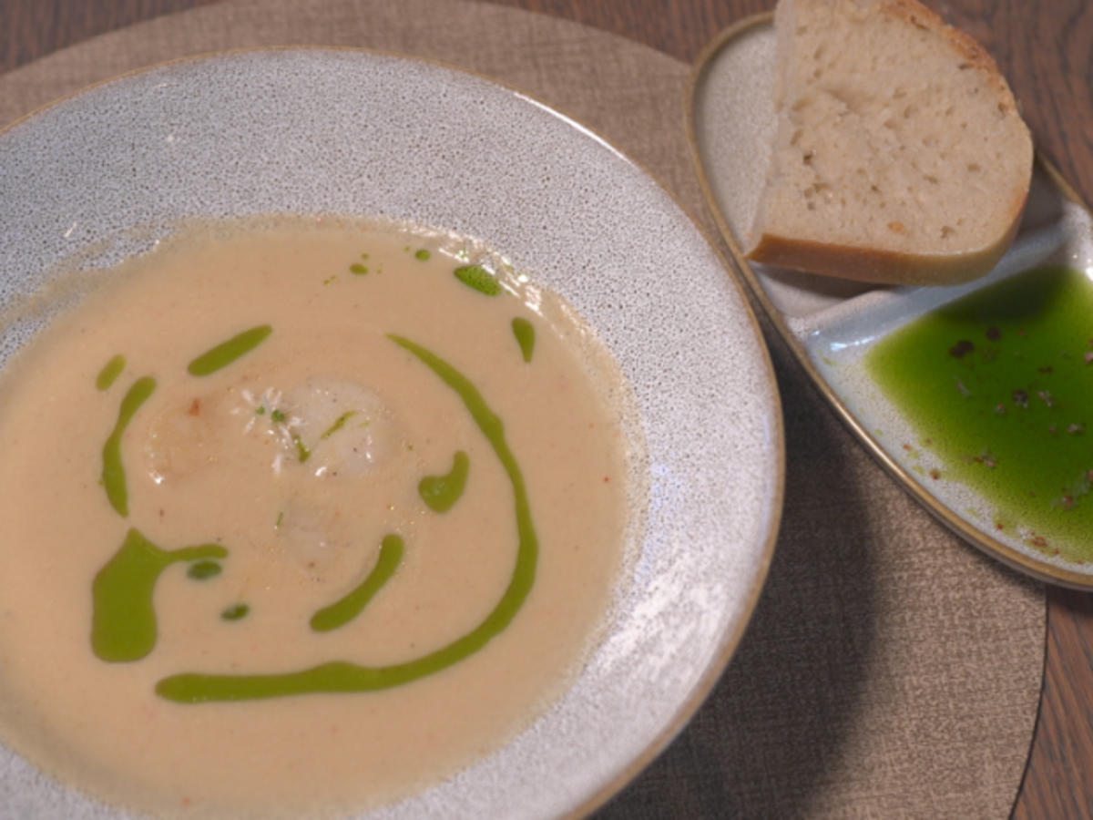 Selleriesuppe mit Jakobsmuscheln und Brot - Rezept - Bild Nr. 2