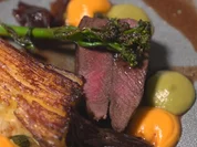 Rehrücken mit Gratin dauphinois, Pürees und Rotweinschalotten - Rezept - Bild Nr. 17110