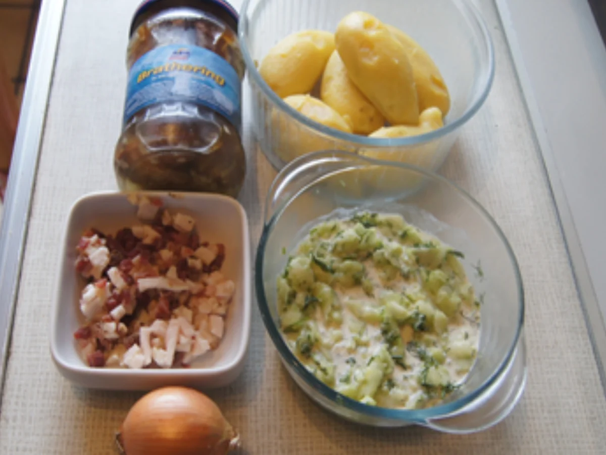 Herzhafte Bratkartoffeln mit Bratheringen und pikanten Gurkensalat - Rezept - Bild Nr. 3