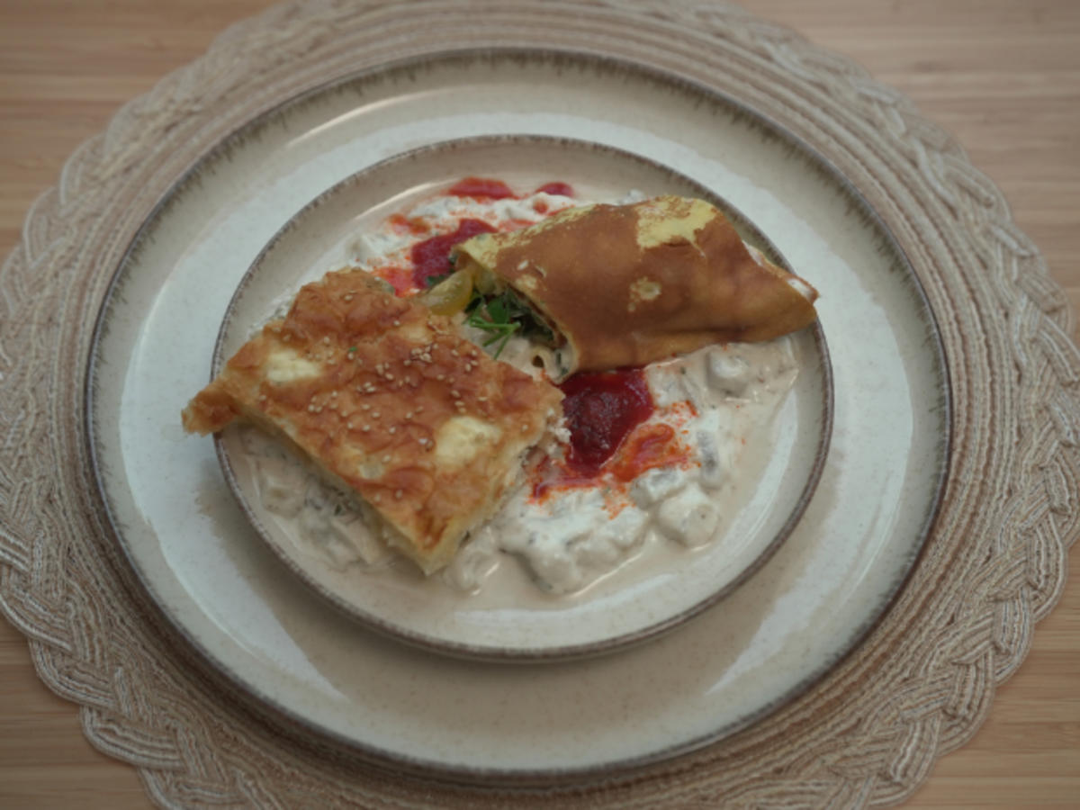 Palatschinken, Schafskäse-Pita und Aubergine mit Joghurt - Rezept - Bild Nr. 2