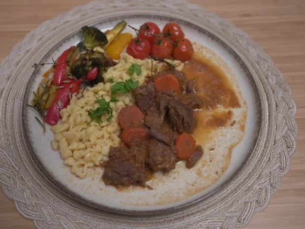 Rezept: Gulasch mit Spätzle und Gemüse Bild Nr. 17111 Gulasch mit Spätzle und Gemüse - Rezept - Bild Nr. 17111