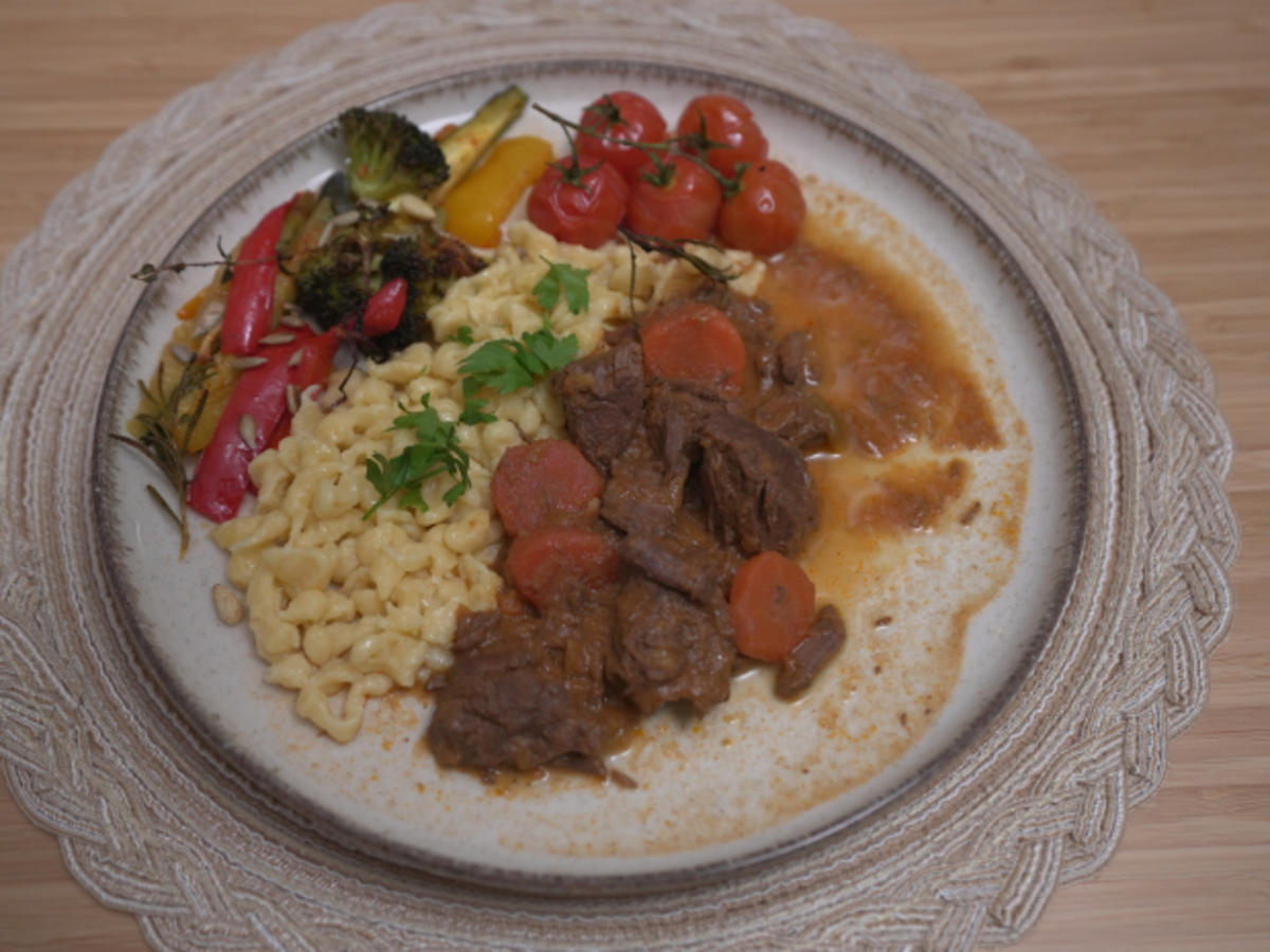 Gulasch mit Spätzle und Gemüse - Rezept - kochbar.de