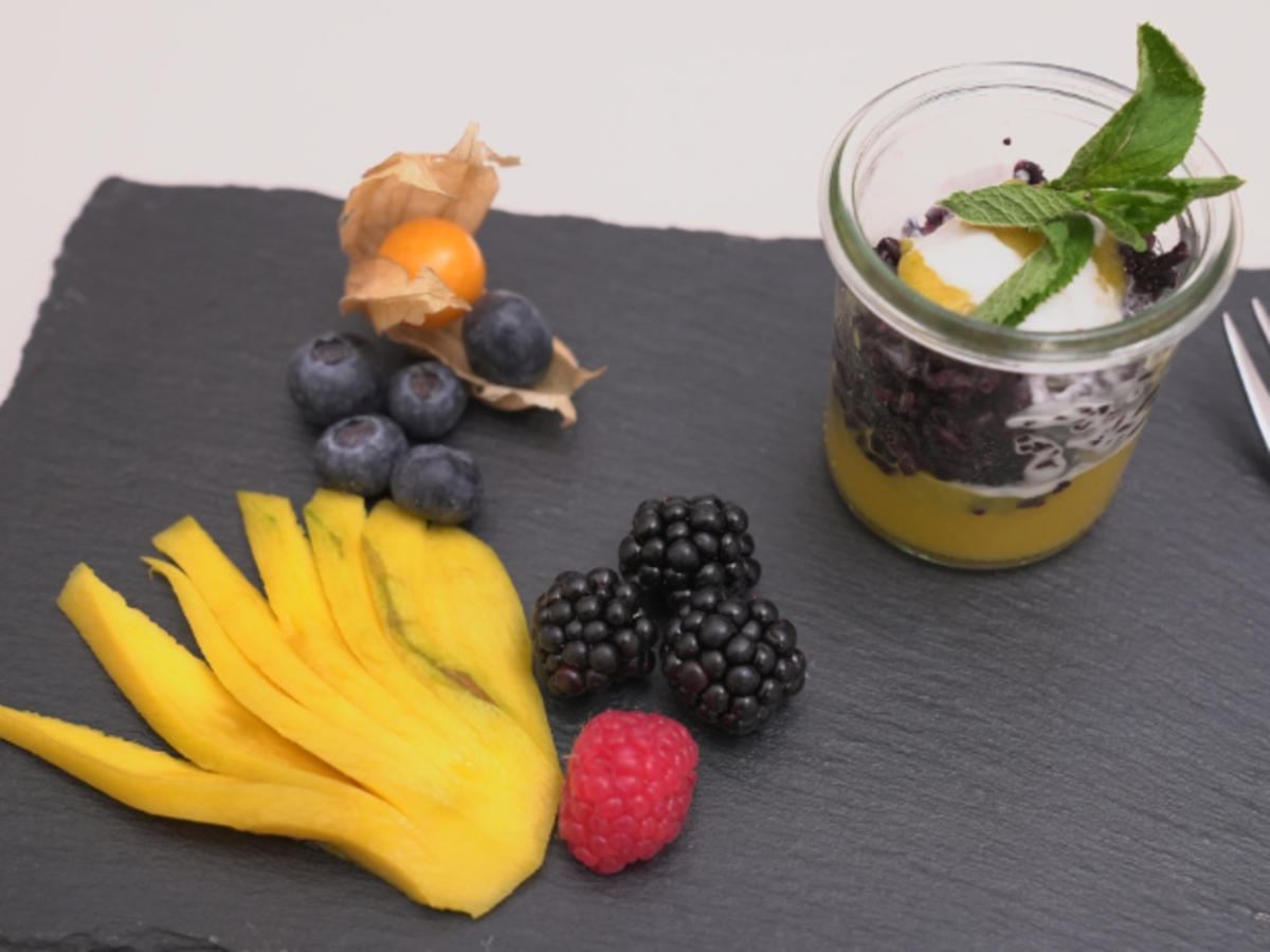 Obst mit rotem Klebreis im Glas mit Mango-Cognac-Sauce - Rezept - Bild Nr. 17111