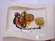 Rezept: Entenbrust an Rotweinjus auf Gemรผse und Rosmarin-Kartoffeln Entenbrust an Rotweinjus auf Gemรผse und Rosmarin-Kartoffeln - Rezept