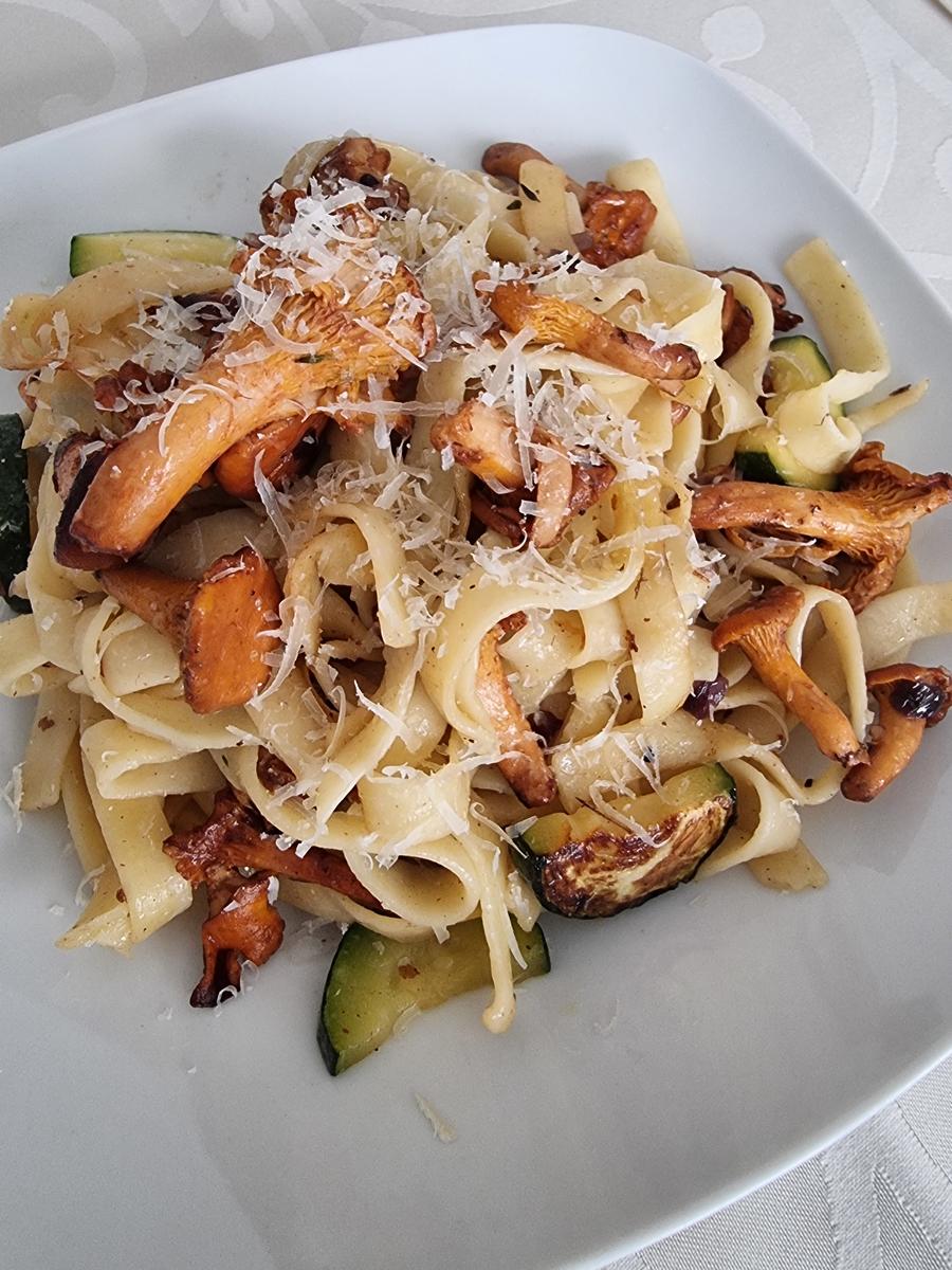 Pasta mit Pfifferlingen und Zucchini - Rezept - Bild Nr. 17111