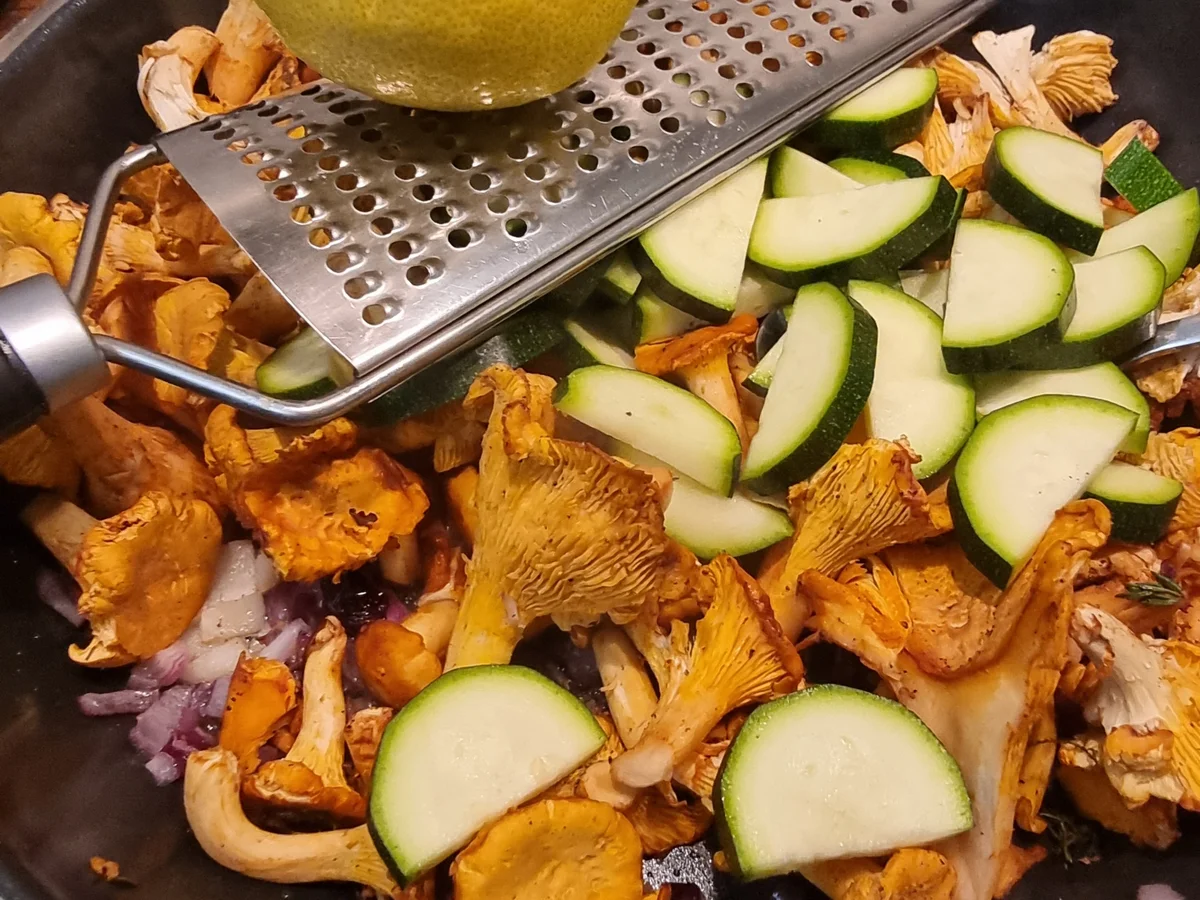 Pasta mit Pfifferlingen und Zucchini - Rezept - Bild Nr. 17118