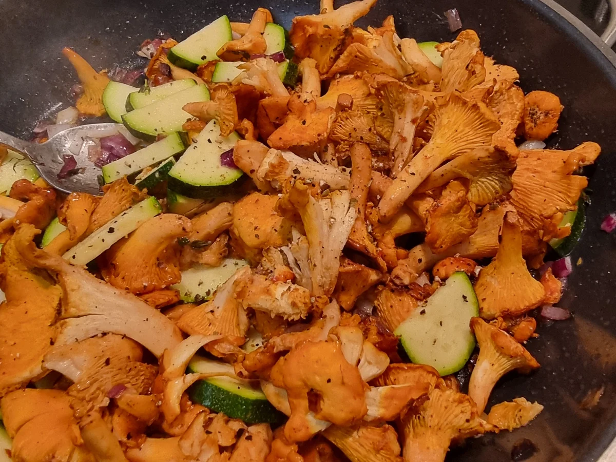 Pasta mit Pfifferlingen und Zucchini - Rezept - Bild Nr. 17119