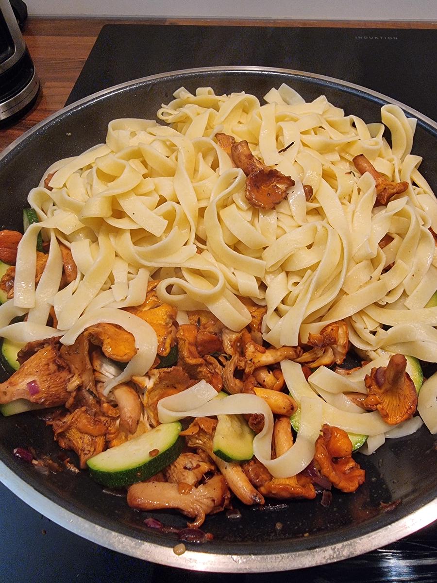 Pasta mit Pfifferlingen und Zucchini - Rezept - Bild Nr. 17120