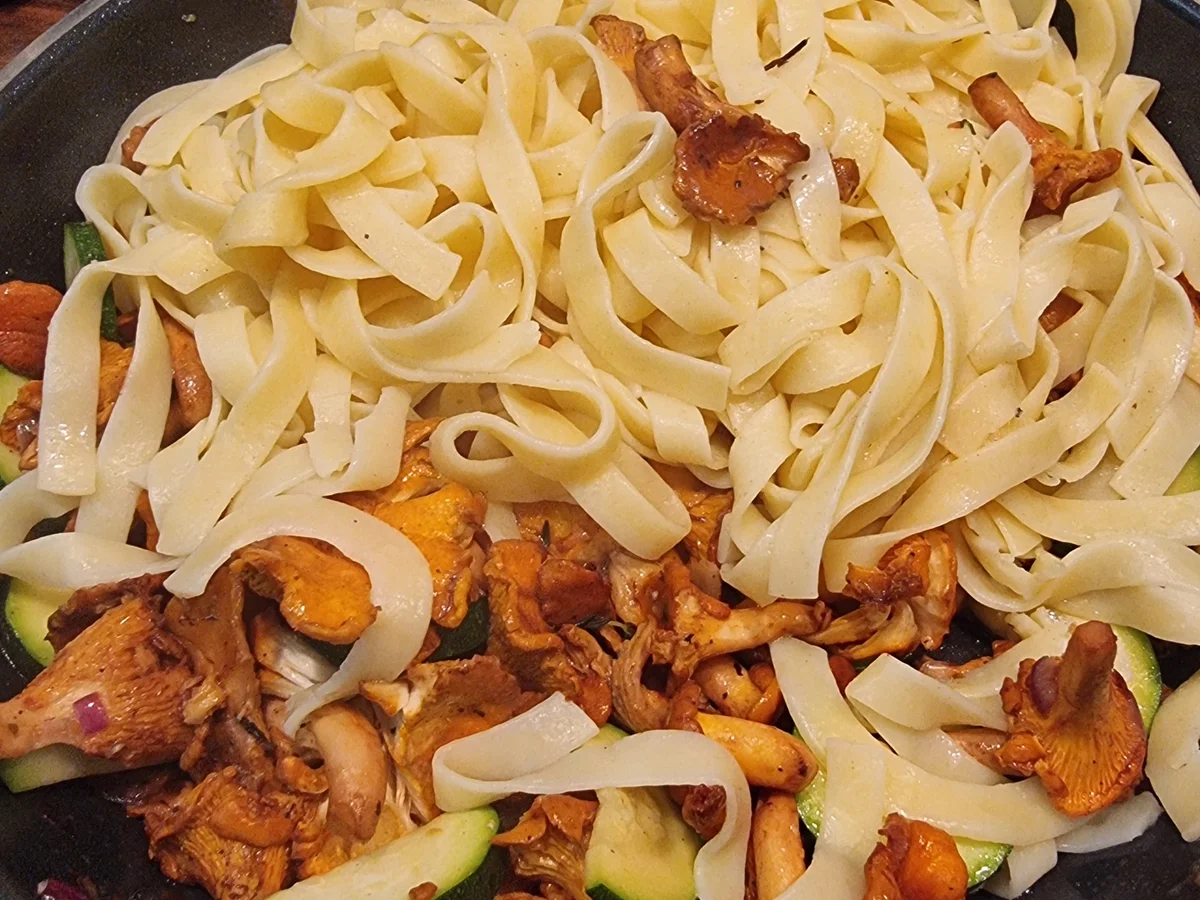 Pasta mit Pfifferlingen und Zucchini - Rezept - Bild Nr. 17120