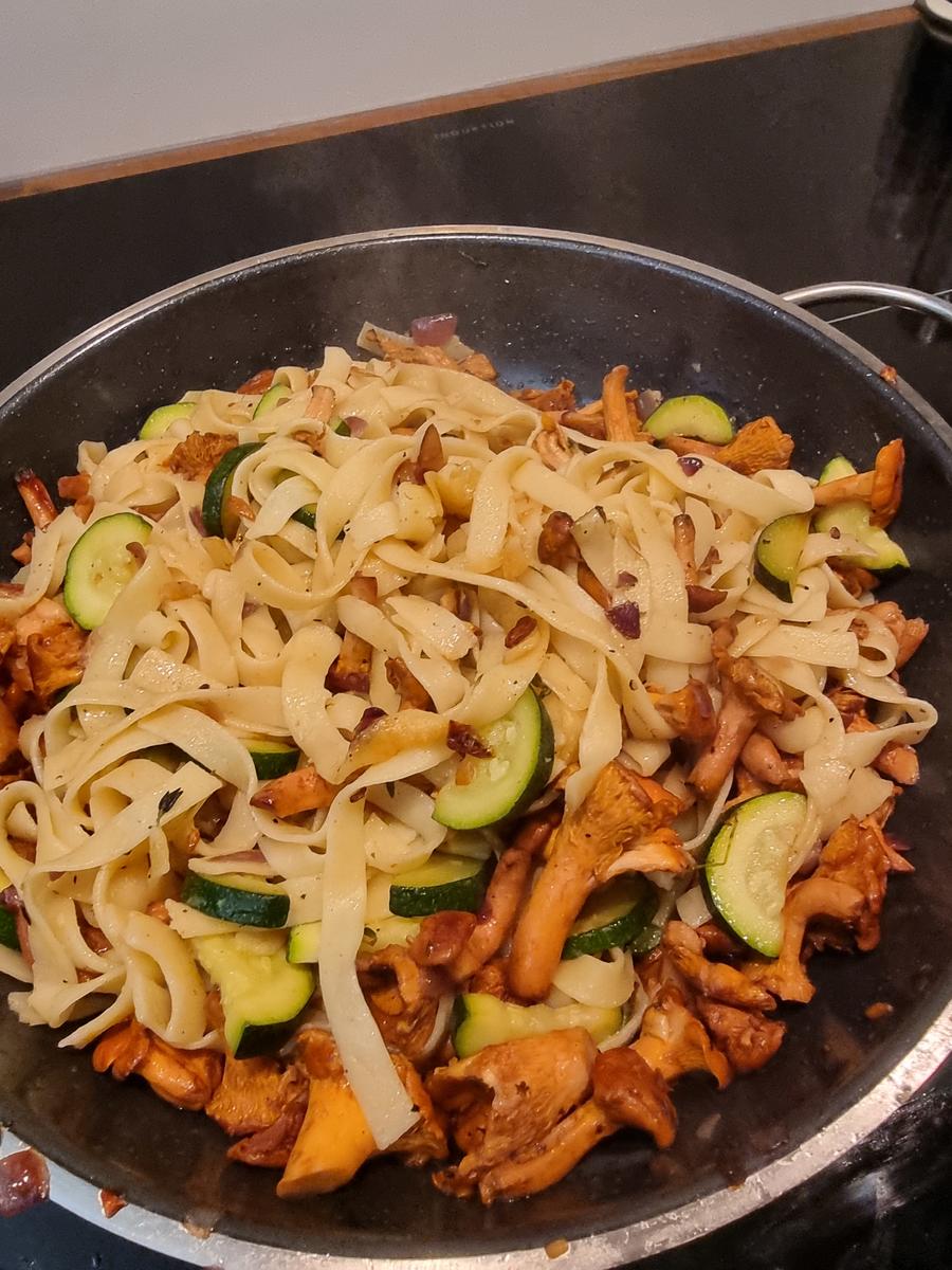 Pasta mit Pfifferlingen und Zucchini - Rezept - Bild Nr. 17121