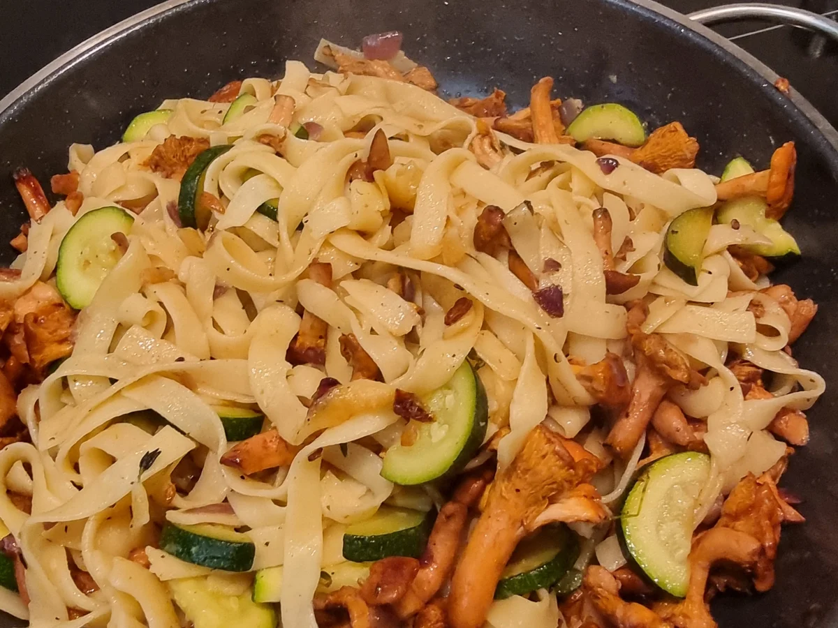 Pasta mit Pfifferlingen und Zucchini - Rezept - Bild Nr. 17121
