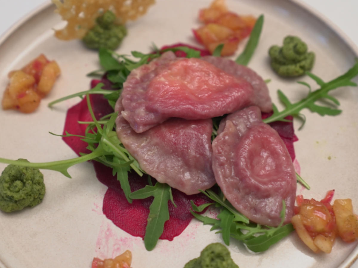 Ravioli auf Rote Bete Bett mit Rucola-Pesto und Apfel-Zwiebel-Chutney - Rezept - Bild Nr. 17111