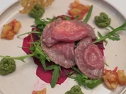 Ravioli auf Rote Bete Bett mit Rucola-Pesto und Apfel-Zwiebel-Chutney - Rezept - Bild Nr. 17111