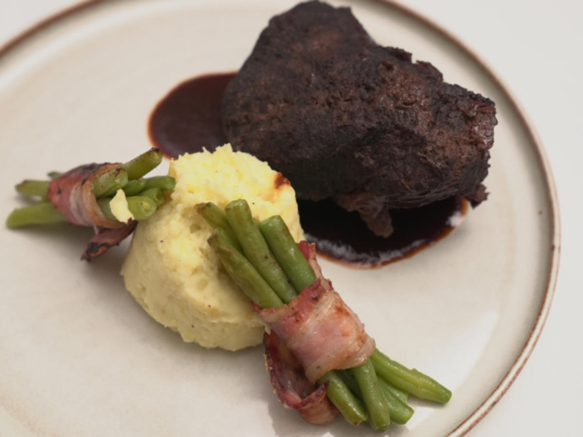 Ochsenbäckchen mit Kartoffelstampf und Bohnen im Speckmantel - Rezept - Bild Nr. 17111