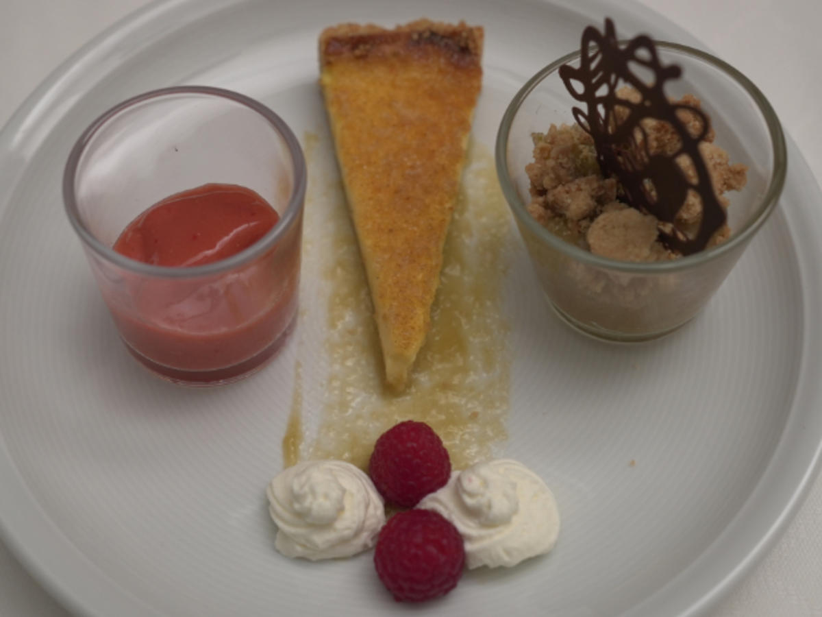 Creme-Brûlée-Tarte mit Rhabarberkompott und Rhabarber-Erdbeer-Sorbet - Rezept - Bild Nr. 2