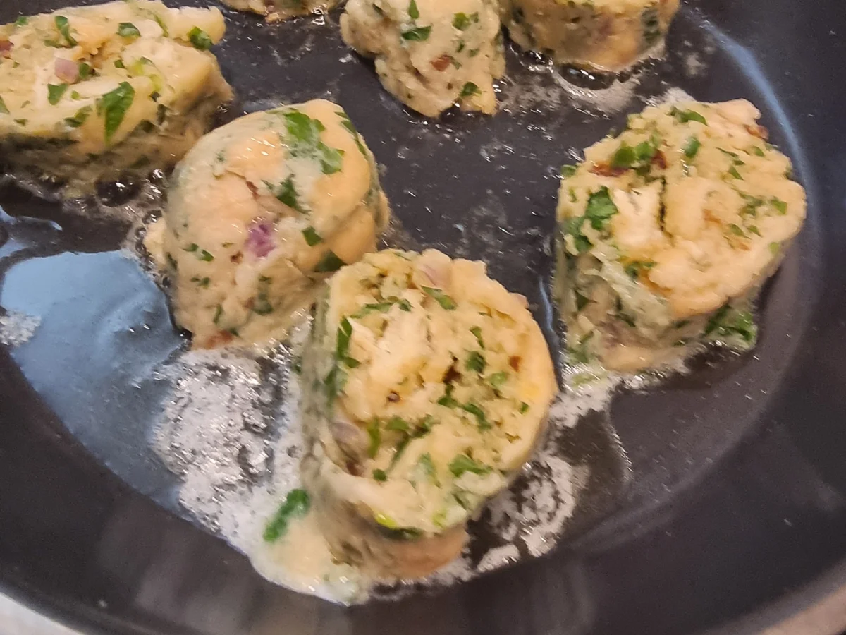 Pfifferlinge in Rahmsauce mit Serviettenknödeln - Rezept - Bild Nr. 17129