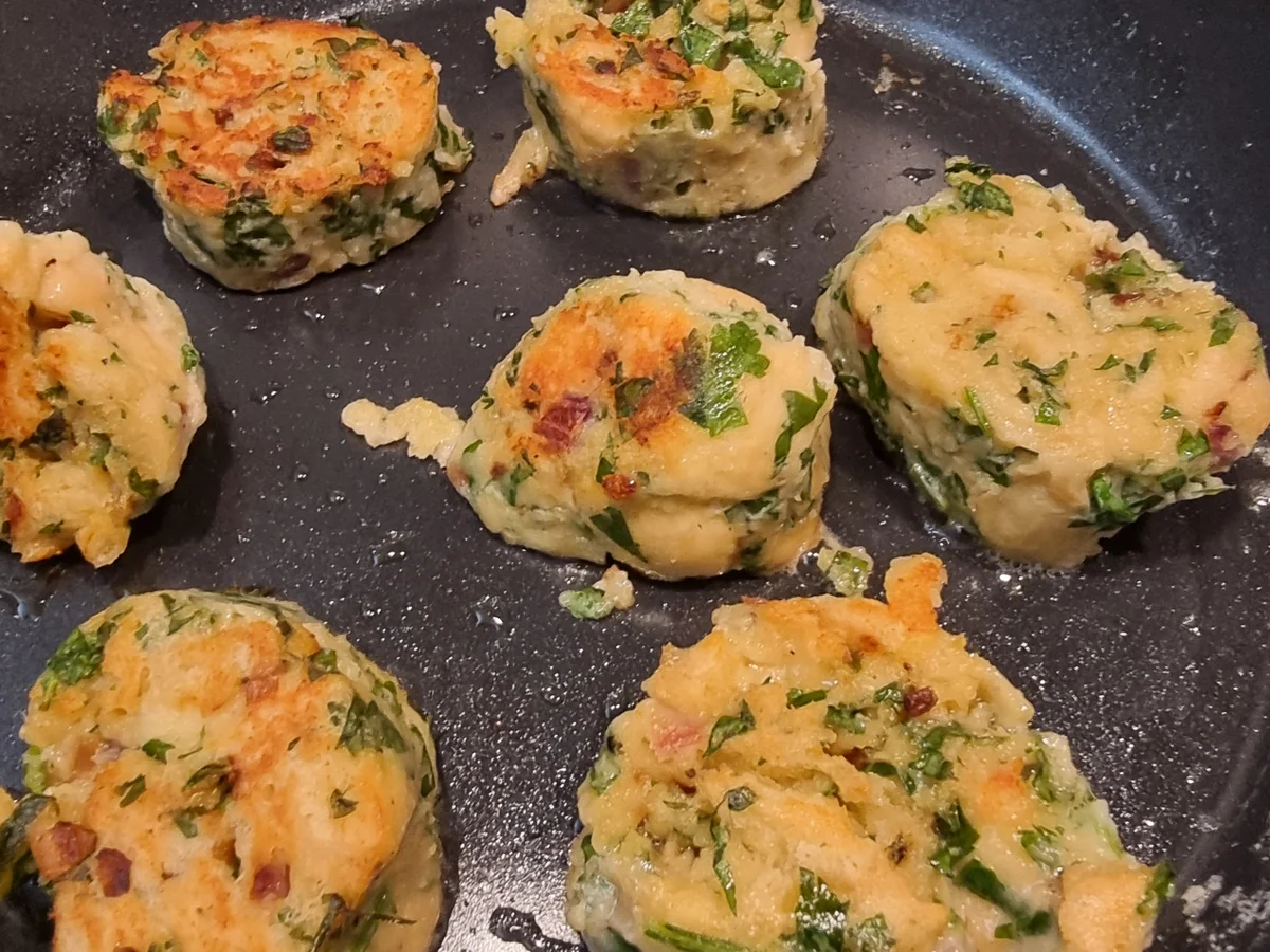 Pfifferlinge in Rahmsauce mit Serviettenknödeln - Rezept - Bild Nr. 17130