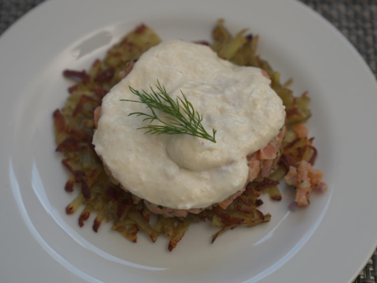 Lachstatar auf Kartoffelrösti mit Meerrettichcreme - Rezept - kochbar.de